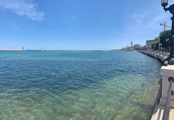 イタリアのプーリア州バーリの海辺 バーリはアドリア海のプーリア地方の首都です 南イタリアの — ストック写真