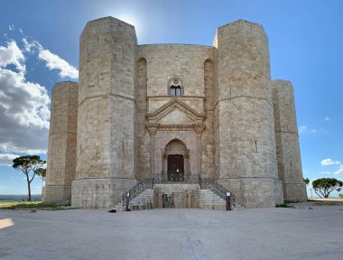 Del Monte Kalesi, İtalya, Apulia, Andria 'da bir tepedeki Dağ Şatosu. 13. yüzyıl kalesi ve kalesi. 1240 'larda İmparator II. Frederick tarafından inşa edildi..