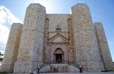 Del Monte Kalesi, İtalya, Apulia, Andria 'da bir tepedeki Dağ Şatosu. 13. yüzyıl kalesi ve kalesi. 1240 'larda İmparator II. Frederick tarafından inşa edildi..