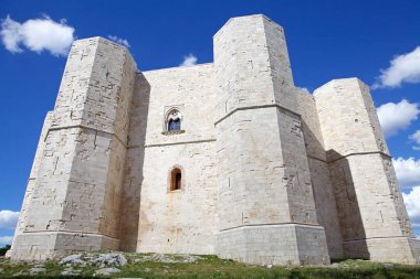Del Monte Kalesi, İtalya, Apulia, Andria 'da bir tepedeki Dağ Şatosu. 13. yüzyıl kalesi ve kalesi. 1240 'larda İmparator II. Frederick tarafından inşa edildi..