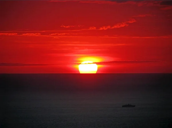 Coucher Soleil Incroyable Avec Ciel Rouge Soleil Jaune Avec Bateau — Photo