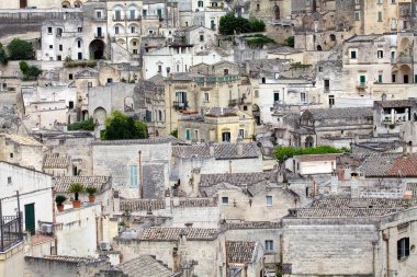 Matera, İtalya 'daki Sassi. Matera Sassileri, İtalya 'nın Matera kentinde bulunan Sasso Caveoso ve Sasso Barisano adlı iki bölgeden oluşmaktadır.. 