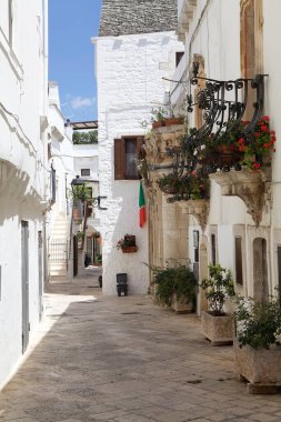 Locorotondo, merkez cadde, Apulia, İtalya. Locorotondo güneydoğu Murgia 'da, Itria Vadisi' nin derinliklerinde yer almaktadır.