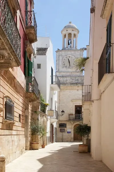 Locorotondo Ulice Centru Hodinovou Věží Pozadí Apulia Itálie Locorotondo Nachází — Stock fotografie