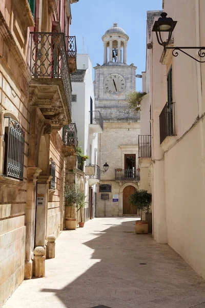 Locorotondo Δρόμος Στο Κέντρο Ρολόι Πύργο Στο Παρασκήνιο Apulia Ιταλία — Φωτογραφία Αρχείου