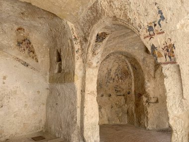 Matera, İtalya 'daki Sassi Materası' ndaki mağara kilisesi. Matera Sassileri, İtalya 'nın Matera kentinde bulunan Sasso Caveoso ve Sasso Barisano adlı iki bölgeden oluşmaktadır.. 
