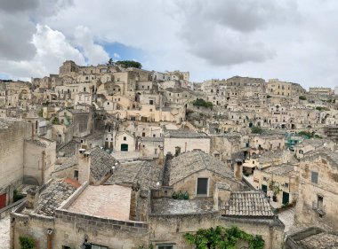 Matera, İtalya 'daki Sassi. Matera Sassileri, İtalya 'nın Matera kentinde bulunan Sasso Caveoso ve Sasso Barisano adlı iki bölgeden oluşmaktadır.. 