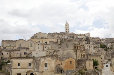 Matera, İtalya 'daki Sassi. Matera Sassileri, İtalya 'nın Matera kentinde bulunan Sasso Caveoso ve Sasso Barisano adlı iki bölgeden oluşmaktadır.. 