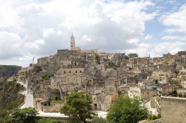 Matera, İtalya 'daki Sassi. Matera Sassileri, İtalya 'nın Matera kentinde bulunan Sasso Caveoso ve Sasso Barisano adlı iki bölgeden oluşmaktadır.. 