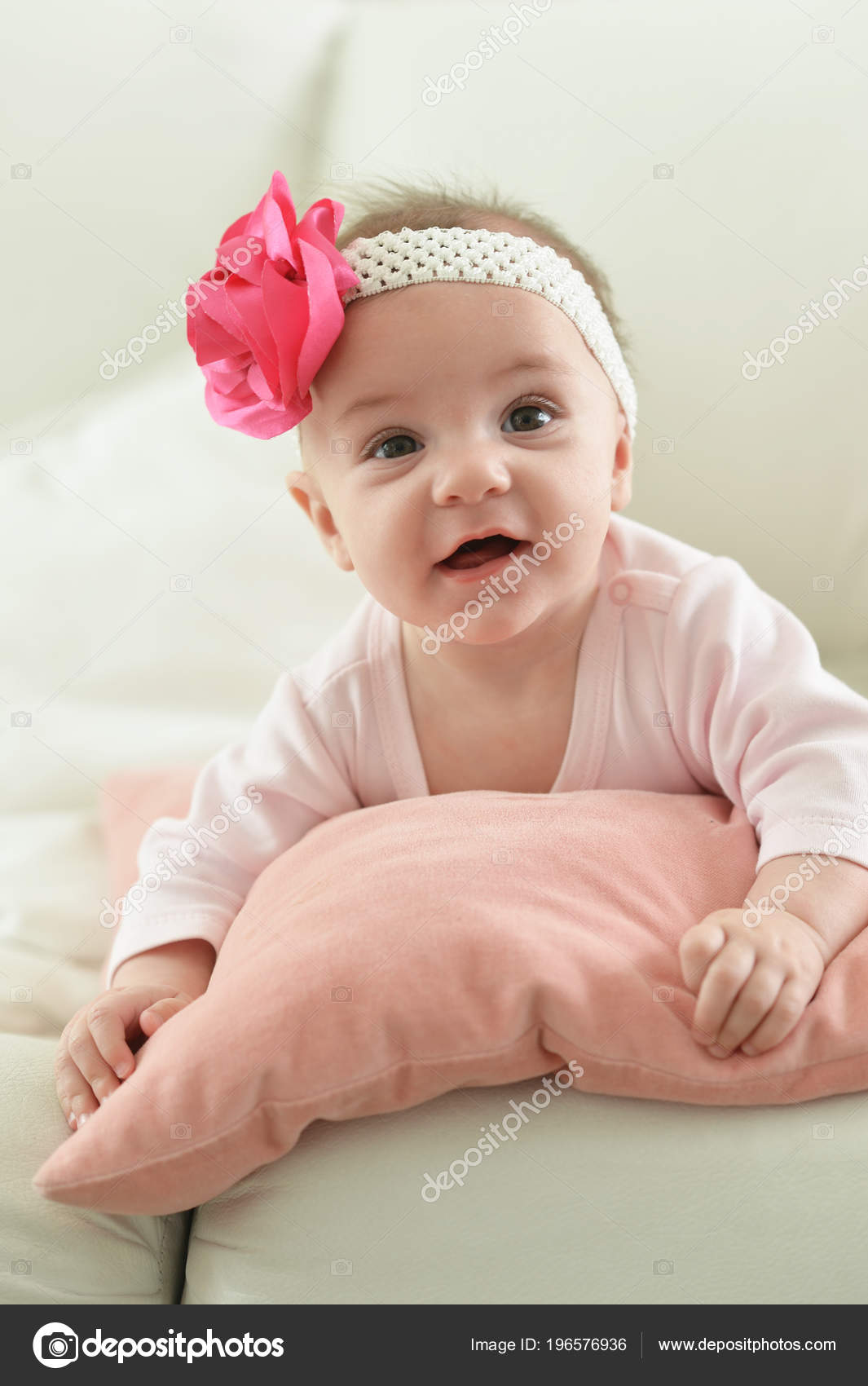 Mignonne Adorable Bebe Fille Avec Fleur Sur Tete Image Libre De Droit Par Aletia C Mignonne Adorable Bebe Fille Avec Fleur Sur Tete Image Libre De Droit Par Aletia C