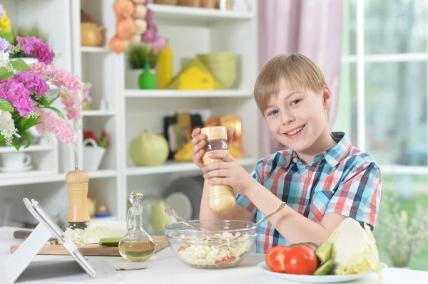 Lindo Niño Haciendo Cena Mesa Cocina Casa — Foto de Stock