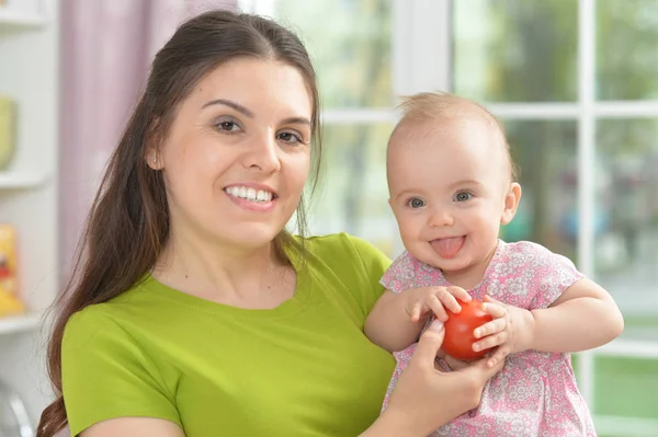 Mujer Joven Con Bebé Niña Sosteniendo Tomate — Foto de Stock