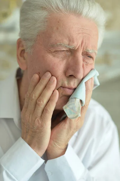 Senior Man Met Een Kiespijn Zakdoek Houden — Stockfoto