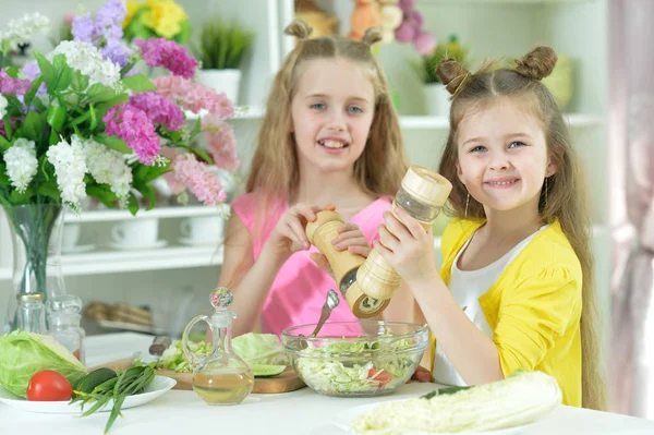 Söta Flickor Förbereder Läcker Färsk Sallad Köket — Stockfoto