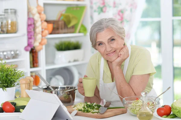 Mujer leyendo receta en el ordenador portátil — Foto de Stock