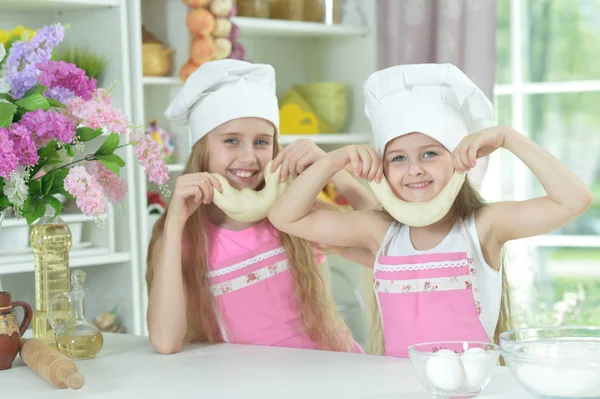 Meninas Bonitos Chapéus Chefs Fazendo Massa Cozinha Casa — Fotografia de Stock