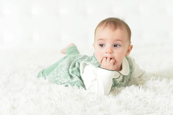 Niedliches Kleines Mädchen Auf Weißer Decke — Stockfoto