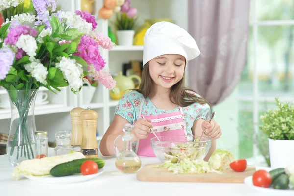 Ładna Dziewczynka Przygotowuje Zdrowe Sałatka Stole Kuchni — Zdjęcie stockowe