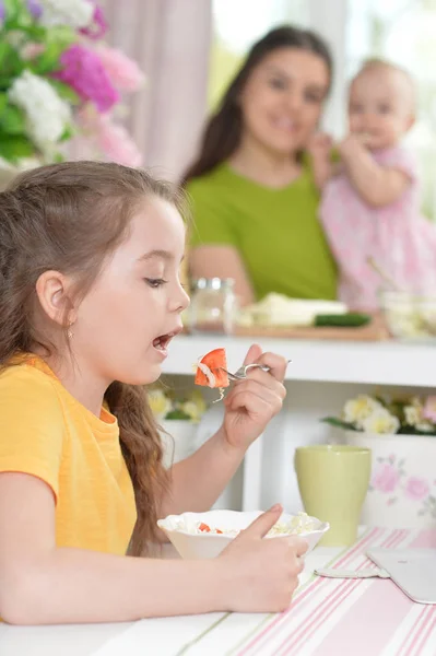 かわいい女の子のキッチンでおいしいサラダを食べて — ストック写真