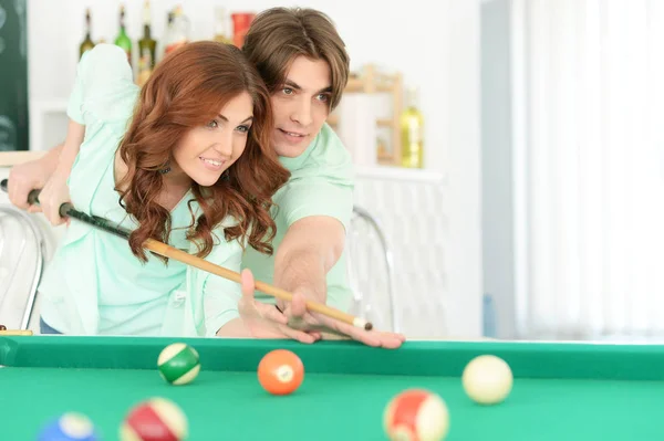 Young couple playing billiard — Stock Photo, Image