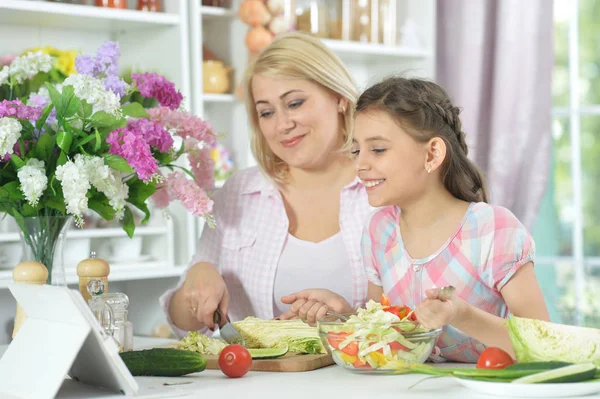 Mor och dotter lagar mat tillsammans — Stockfoto