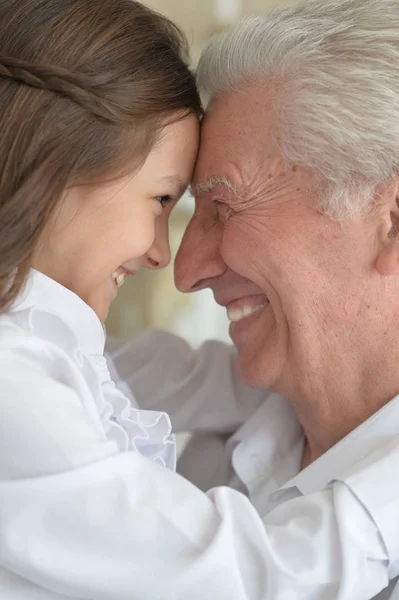 Farfar och barnbarn funderar på något — Stockfoto