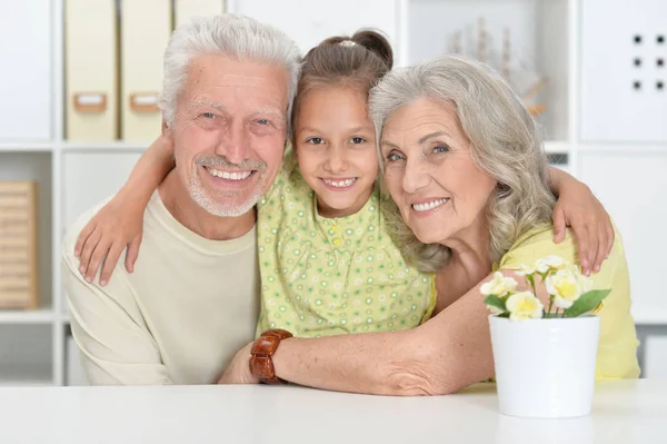 Avós Com Neta Posando Juntos Casa — Fotografia de Stock