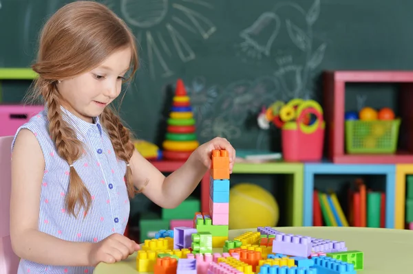 Bambina con blocchi di plastica colorati — Foto Stock