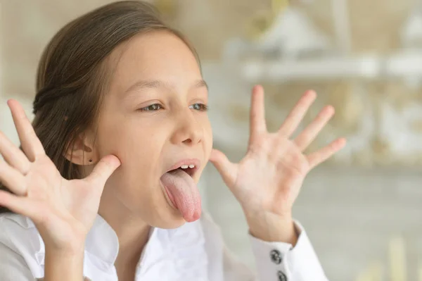 Emotionales Kleines Mädchen Posiert Hause — Stockfoto