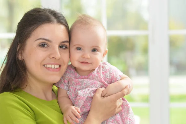 Ung Kvinna Med Baby Flicka Hemma — Stockfoto