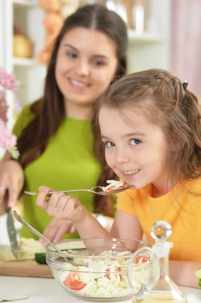 Carino Bambina Con Sua Madre Cucinare Insieme Tavolo Cucina — Foto Stock