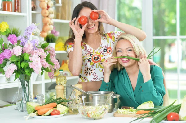 Duas Belas Jovens Mulheres Divertindo Enquanto Preparam Deliciosa Comida Saudável — Fotografia de Stock
