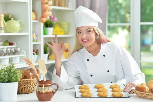 Hermosa Mujer Joven Chefs Sombrero Preparando Deliciosas Galletas Cocina Casa — Foto de Stock