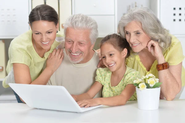 Бабусі Дідусі Дочка Онука Використовують Ноутбук Разом — стокове фото