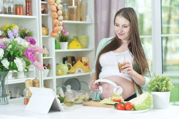 Göbek Mutfak Üzerinde Kulaklık Ile Güzel Bir Hamile Kadın — Stok fotoğraf