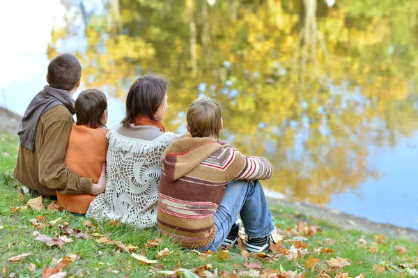 Семья из четырех человек в парке — стоковое фото