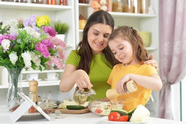 Söt Liten Flicka Med Sin Mamma Matlagning Tillsammans Vid Köksbordet — Stockfoto