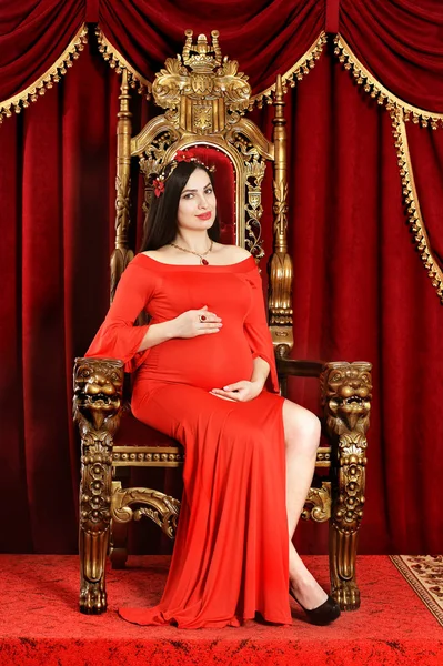 Mooie Zwangere Vrouw Die Zich Voordeed Troon — Stockfoto