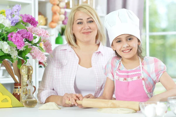 Schattig Meisje Witte Hoed Met Haar Moeder Deeg Maken Keuken — Stockfoto