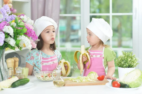 Дві Чарівні Маленькі Дівчата Фартухах Їдять Банани Кухні — стокове фото