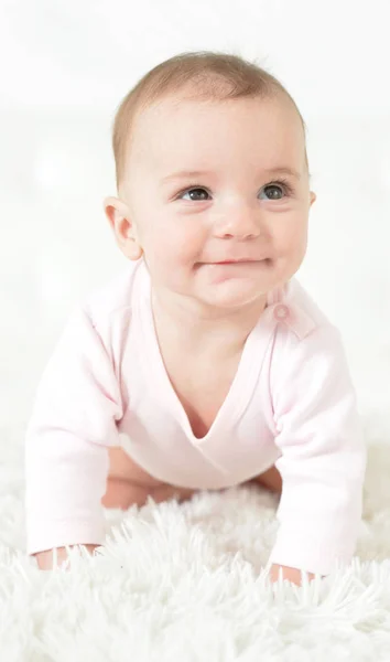 Schattige Babymeisje Witte Deken — Stockfoto
