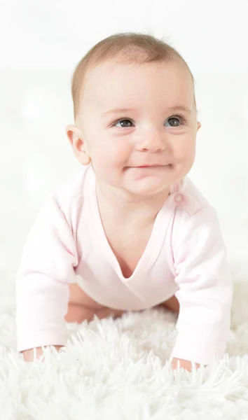 Bébé Fille Mignonne Sur Couverture Blanche — Photo