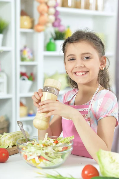 Fata Drăguță Pregătește Salată Proaspătă Delicioasă Bucătărie — Fotografie, imagine de stoc
