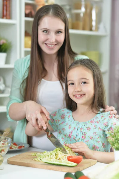 Mother and daughter cooking together — Stock Photo, Image