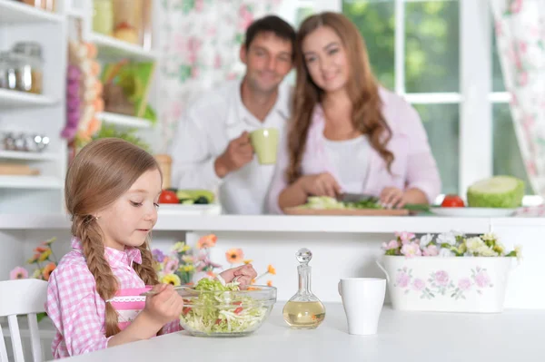 Söt liten dotter förbereda sallad — Stockfoto