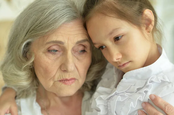 Porträtt Sorgliga Mormor Och Barnbarn Hemma — Stockfoto