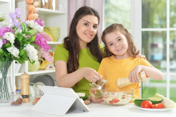 Carino Bambina Con Sua Madre Cucinare Insieme Tavolo Cucina Con — Foto Stock