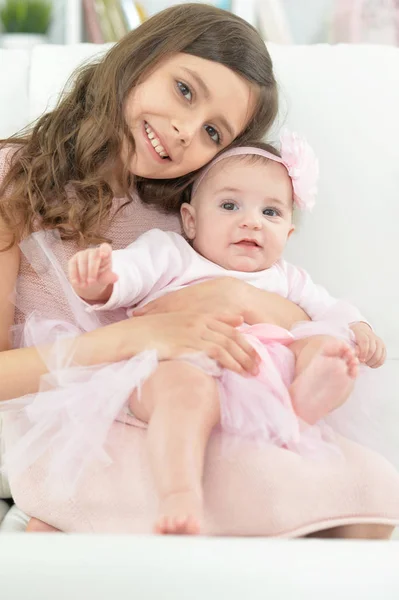 Duas Irmãs Brincando Fundo Leve — Fotografia de Stock