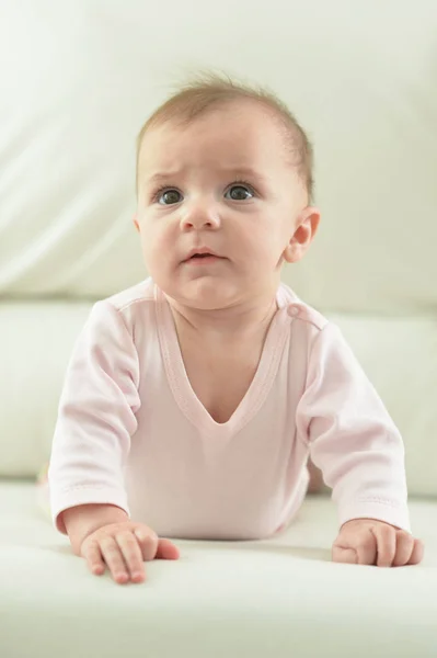 Schattige Schattig Babymeisje Lichte Sofa — Stockfoto