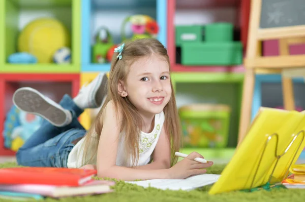 Linda Colegiala Estudiando Casa — Foto de Stock